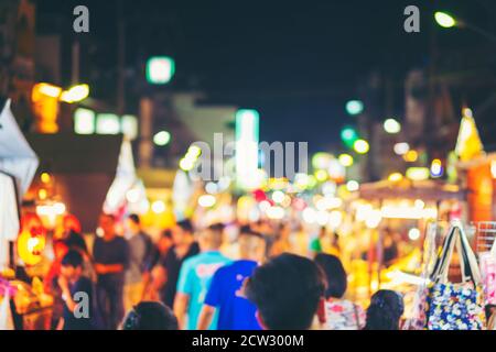 Abstrakte Blur und defokussierten Nacht lokalen Markt in hua hin Provinz in Thailand der asiatischen Nachtmarkt, ein beliebtes Ziel für lokale Touristen. Stockfoto