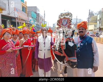 DISTRIKT KATNI, INDIEN - 09. FEBRUAR 2020: Asiatische traditionelle Menschen halten Pferd Zaum für religiöse Kundgebung auf der Straße nach jagannath Rath yatra. Stockfoto