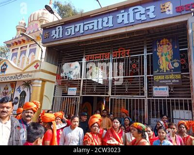 BEZIRK KATNI, INDIEN - 09. FEBRUAR 2020: Asiatische Dorf traditionelle Menschen Teilnahme religiöse Kundgebung auf der Straße nach jagannath Rath yatra. Stockfoto