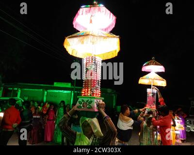 DISTRIKT KATNI, INDIEN - 29. JANUAR 2020: Indische Dorffrau hielt Disco-Licht auf dem Kopf für Hochzeit Roadshow. Stockfoto