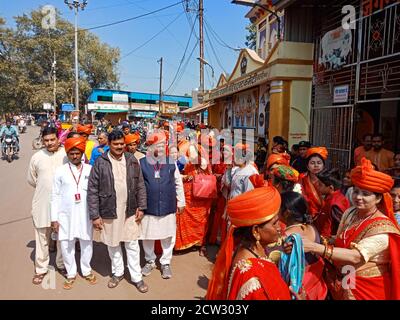 DISTRIKT KATNI, INDIEN - 09. FEBRUAR 2020: Asiatische Stadt traditionelle Menschen teilnehmen religiöse Kundgebung auf der Straße nach jagannath Rath yatra. Stockfoto