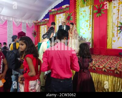 DISTRIKT KATNI, INDIEN - 29. JANUAR 2020: Indische traditionelle Hochzeitstage Menschen drängen auf der Bühne. Stockfoto