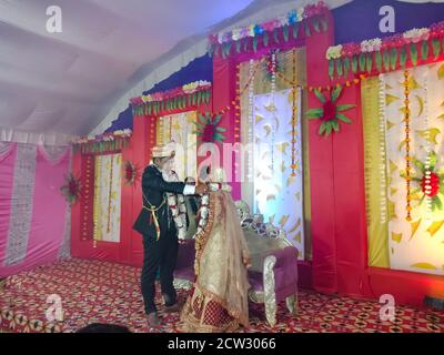 DISTRIKT KATNI, INDIEN - 29. JANUAR 2020: Indische traditionelle hindu Braut und Bräutigam Teilnahme an jaymala Zeremonie auf Hochzeit Funktion. Stockfoto