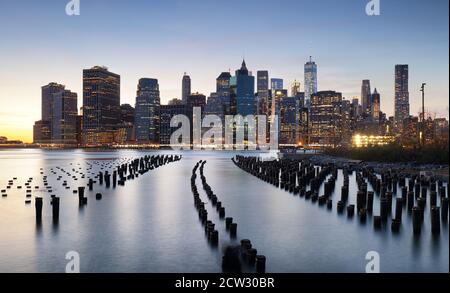 Sonnenuntergang über Downtown Manhattan, New York Stockfoto