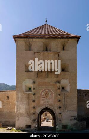 Das alte Tor Torre di Sluderno in der befestigten Stadt Glurns, Südtirol, Italien Stockfoto