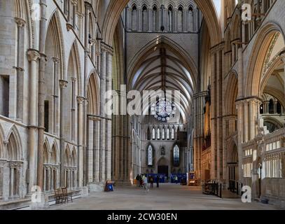 Ein Buntglasfenster aus dem 13. Jahrhundert namens "The Dean's Eye" im nördlichen Querschiff der Lincoln Cathedral, vom südlichen Querschiff aus gesehen. Stockfoto