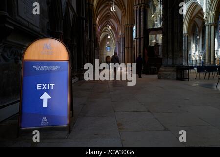 Ausfahrtschild am Südschiff in Lincoln, England, während des Einbahnsystems für Besucher wegen der Coronavirus-Krise, September 2020. Stockfoto