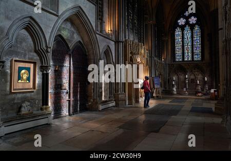 Ein männlicher Besucher steht vor der Gilbert-Töpfe-Kapelle im Nordschiff der mittelalterlichen Kathedrale in Lincoln, England. Stockfoto