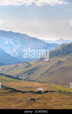 Blick von der Spitze von West Maroon über den Four Pass Loop Trail in der Nähe von Aspen, Colorado in den USA. Stockfoto