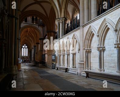 Verzierte gotische Bogensäulen an der Kanzelwand im Nordschiff der mittelalterlichen Kathedrale von Lincoln, England. Stockfoto