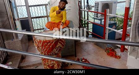 DISTRIKT SATNA, INDIEN - 13. SEPTEMBER 2019: Indischer Priester, der Trommel am hinduistischen religiösen Maihar Sharda heiligen Muttertempel spielt. Stockfoto