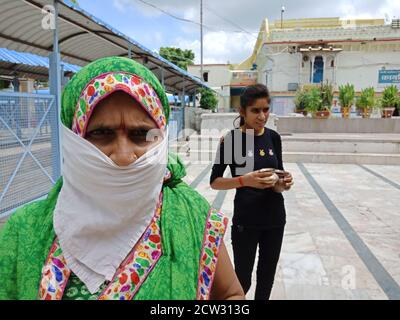 DISTRIKT KATNI, INDIEN - 08. JULI 2020: Indische traditionelle weibliche Facemaske für Coronavirus Schutz an hinduistischen religiösen Ort während der Reise. Stockfoto