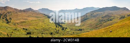 Unglaubliche Aussicht auf die Rocky Mountains von 13.000 Fuß entlang der Four Pass Loop in der Nähe von Aspen, Colorado. Stockfoto