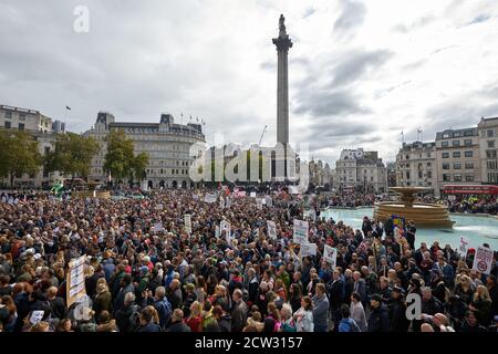 London, Großbritannien. - 26. September 2020: Eine große Menschenmenge versammelte sich auf dem Trafalgar Square bei einer Demonstration gegen die Einschränkungen des Coronavirus. Stockfoto