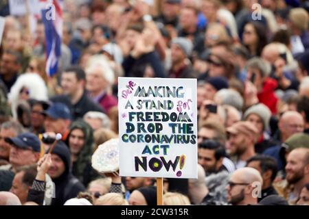 London, Großbritannien. - 26. September 2020: Ein Plakat, das während der Coronavirus-Pandemie den Regierungsvorschriften kritisch gegenübersteht, wird bei einem Protest auf dem Trafalgar Square hochgehalten. Stockfoto