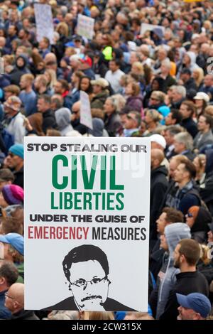 London, Großbritannien. - 26. September 2020: Ein Plakat, das während der Coronavirus-Pandemie den Regierungsvorschriften kritisch gegenübersteht, wird bei einem Protest auf dem Trafalgar Square hochgehalten. Stockfoto