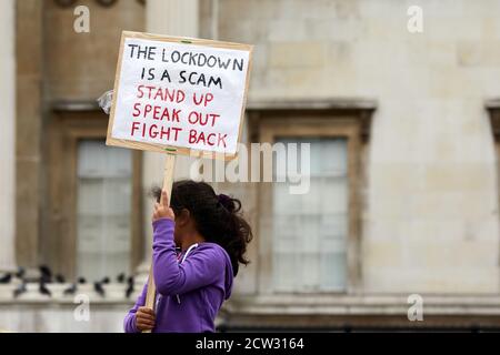 London, Großbritannien. - 26. September 2020: Ein Plakat, das während der Coronavirus-Pandemie den Regierungsvorschriften kritisch gegenübersteht, wird bei einem Protest auf dem Trafalgar Square hochgehalten. Stockfoto