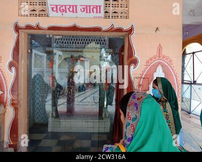 DISTRIKT KATNI, INDIEN - 08. JULI 2020: Indische traditionelle Menschen, die auf Reisen an einem hinduistischen religiösen Ort verehren. Stockfoto