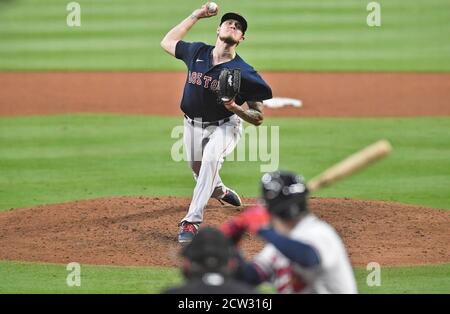 Atlanta, GA, USA. September 2020. Boston Red Sox Pitcher Tanner Houck liefert einen Pitch während des fünften Innings eines MLB-Spiels gegen die Atlanta Braves im Truist Park in Atlanta, GA. Austin McAfee/CSM/Alamy Live News Stockfoto