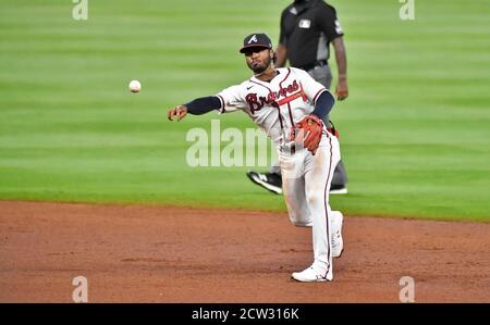 Atlanta, GA, USA. September 2020. Braves zweiter Baseman Ozzie Albies macht einen Wurf auf die erste Basis während der sechsten Inning eines MLB-Spiel gegen die Boston Red Sox im Truist Park in Atlanta, GA. Austin McAfee/CSM/Alamy Live News Stockfoto