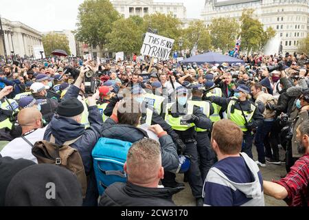 London, Großbritannien. - 26. September 2020: Polizei kollidiert mit Demonstranten bei einem Protest auf dem Trafalgar Square gegen die Beschränkungen des Coronavirus. Stockfoto