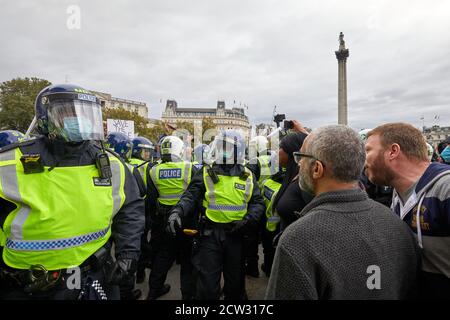 London, Großbritannien. - 26. September 2020: Demonstranten protestieren mit der Polizei bei einem Protest auf dem Trafalgar Square gegen die Einschränkungen des Coronavirus. Stockfoto