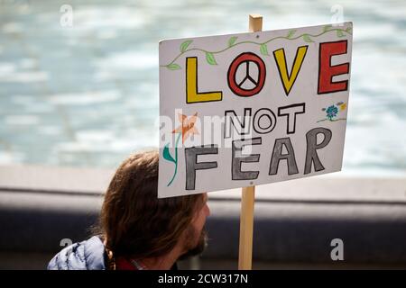 London, Großbritannien. - 26. September 2020: Ein Plakat, das während der Coronavirus-Pandemie den Regierungsvorschriften kritisch gegenübersteht, wird bei einem Protest auf dem Trafalgar Square hochgehalten. Stockfoto