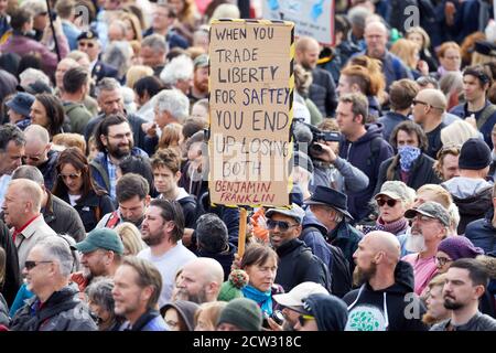 London, Großbritannien. - 26. September 2020: Ein Plakat, das während der Coronavirus-Pandemie den Regierungsvorschriften kritisch gegenübersteht, wird bei einem Protest auf dem Trafalgar Square hochgehalten. Stockfoto