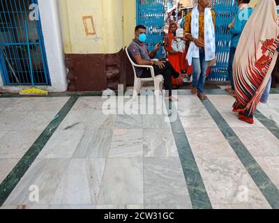 DISTRIKT KATNI, INDIEN - 08. JULI 2020: Eingangstor mit Gesichtsmast für Coronavirus-Schutz an hinduistischen religiösen Ort während der Reise. Stockfoto