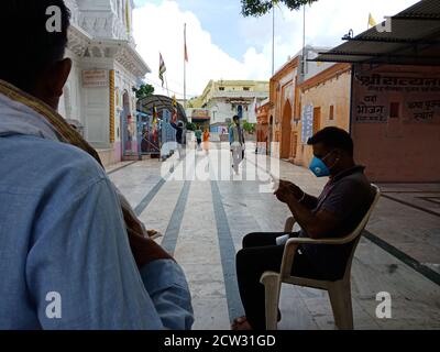 DISTRIKT KATNI, INDIEN - 08. JULI 2020: Eintrittstier mit Gesichtsmast für Coronavirus-Schutz am hinduistischen religiösen Ort während der Reise. Stockfoto