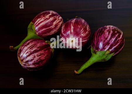 Ein Blick auf frische brinjals Gruppe auf Küchentisch Stockfoto
