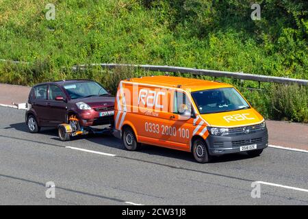 RAC Schlepper Auto Anhänger Pannenwagen, Klassische Auto Pannenhilfe, Lieferwagen, Spedition, LKW, Transport, LKW Schleppen Daihatsu Sirion SE Auto, VW Vollkswagen Transporter, 24hr Fahrzeugrückgewinnung, Lieferung, Transportindustrie, Fahrzeugfracht, auf der M6 in Lancaster, Großbritannien Stockfoto