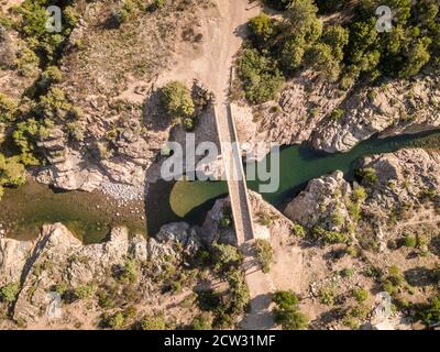 Blick aus der Vogelperspektive auf die Ponte Vecchiu Steinbrücke Der Fango Fluss bei Galeria auf Korsika Stockfoto