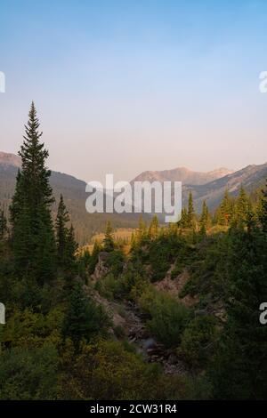 Vertikaler Blick auf das Tal entlang der Four Pass Loop in Colorado bei Sonnenaufgang. Stockfoto