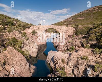 Ponte Vecchiu Brücke über den kristallklaren Fango Fluss in der Nähe Galeria auf Korsika Stockfoto