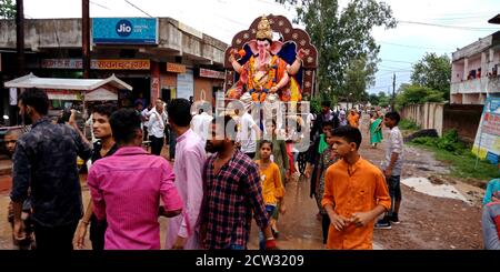 DISTRIKT KATNI, INDIEN - 12. SEPTEMBER 2019: Indische Dorfbewohner genießen in hinduistischen religiösen traditionellen Road Show bei Lord Ganesha Immersion Zeremonie Stockfoto