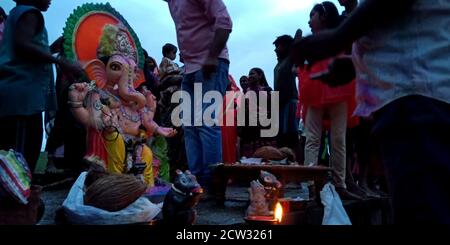 DISTRIKT KATNI, INDIEN - 12. SEPTEMBER 2019: Indische Dorfbewohner, die Lord Ganesha bei der Immersionszeremonie anbeten. Stockfoto
