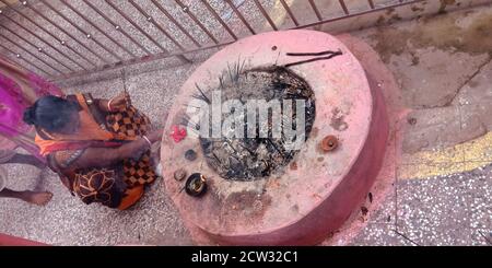 DISTRIKT KATNI, INDIEN - 04. OKTOBER 2019: Havan kund Nahaufnahme des Lord durga Heiligtums für das hinduistische navratri Festival. Stockfoto