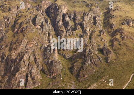 Ollantaytambo, Peru - 4. April 2014: Blick auf die Berge rund um die Stadt Ollantaytambo, auf der Straße nach Machu Picchu, im Fluss Vilcanota Stockfoto