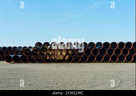 Stapel von großen Kunststoffrohren bereit auf der Baustelle Stockfoto