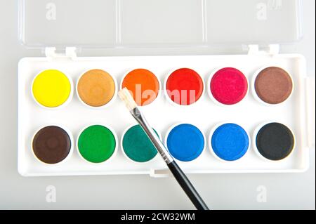 Satz Aquarellfarben mit einem Pinsel Stockfoto