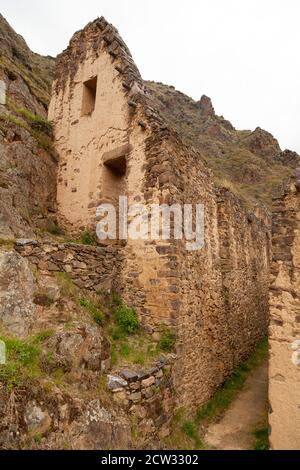 Ollantaytambo, Peru - 4. April 2014: Ollantaytambo Archäologische Stätte, Pinkuylluna Ruinen und Bauten der alten Inkas, in der Nähe des Flusses Vilcanota Stockfoto