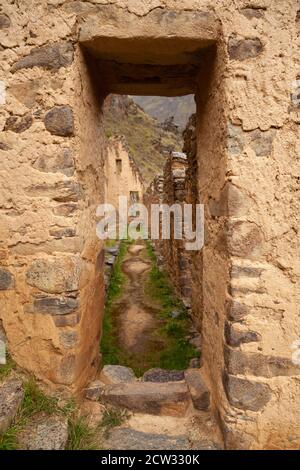 Ollantaytambo, Peru - 4. April 2014: Ollantaytambo Archäologische Stätte, Pinkuylluna Ruinen und Bauten der alten Inkas, in der Nähe des Flusses Vilcanota Stockfoto