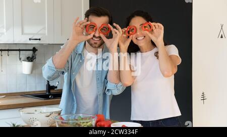 Portrait des glücklichen Paares viel Spaß beim Kochen zu Hause Küche Stockfoto