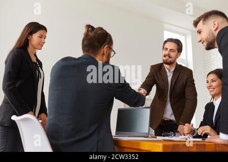 Junge Geschäftspartner machen Deal und Händeschütteln nach erfolgreich Verhandlung Stockfoto