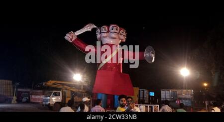 DISTRIKT KATNI, INDIEN - 08. OKTOBER 2019: Indische religiöse Menschen drängen sich bei der hindu Religious Road Show für vijayadashami dussehra Veranstaltungen. Stockfoto