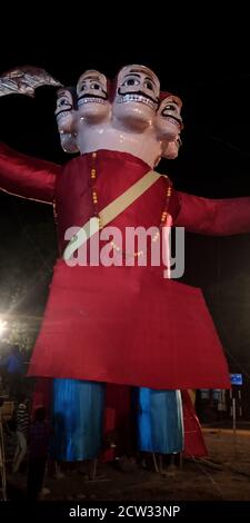 BEZIRK KATNI, INDIEN - 08. OKTOBER 2019: Riesenmonster Ravana Statue Präsentation für vijayadashami dussehra Veranstaltungen. Stockfoto