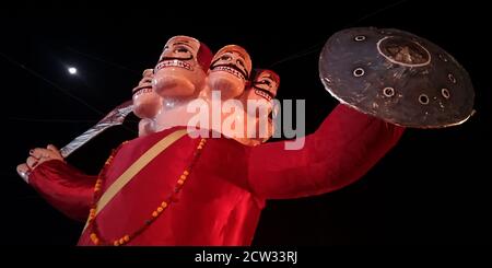 BEZIRK KATNI, INDIEN - 08. OKTOBER 2019: Riesenmonster Ravana Statue Präsentation für vijayadashami dussehra Veranstaltungen. Stockfoto