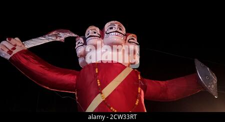 BEZIRK KATNI, INDIEN - 08. OKTOBER 2019: Riesenmonster Ravana Statue Präsentation für vijayadashami dussehra Veranstaltungen. Stockfoto