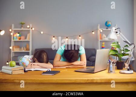 Müde Mutter und Baby schlafen auf dem Tisch nach einer Lektion zu Hause liegen. Stockfoto